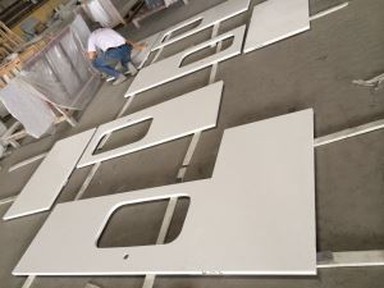 Kontenituri bojod ta 'kwarz artifiċjali